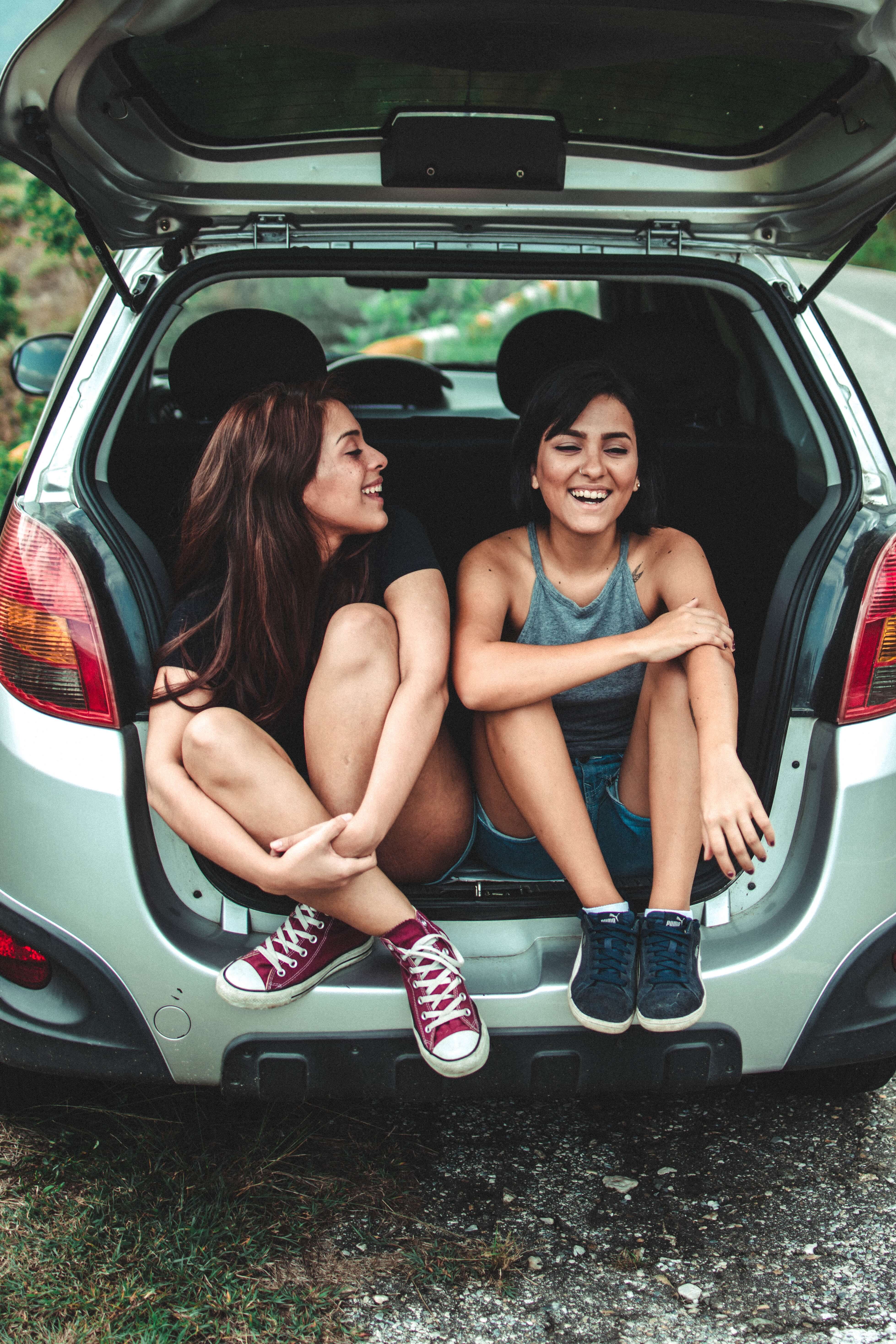 2 girls on a road trip break